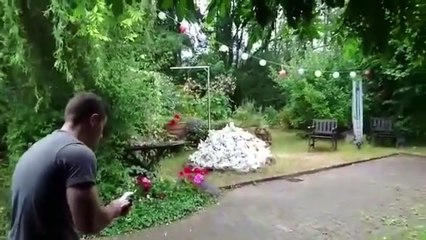 En faisant brûler des papiers il met le feu à son jardin