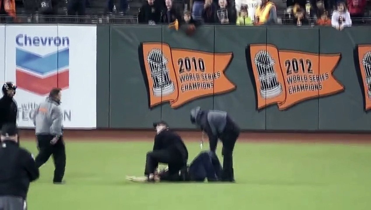 Un agent de sécurité se casse la jambe en plaquant un homme entré sur le terrain en plein match