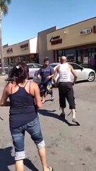 Aidez par son fils pendant une bagarre !