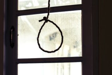 Öğretmen Eşi Açığa Alınan Anaokulu Müdürü Okulda İntihar Etti