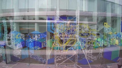 Des street-artistes repeignent la façade de la Maison de la Radio