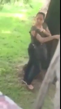 Cette meuf fait des selfies en string dans le jardin d'un inconnu