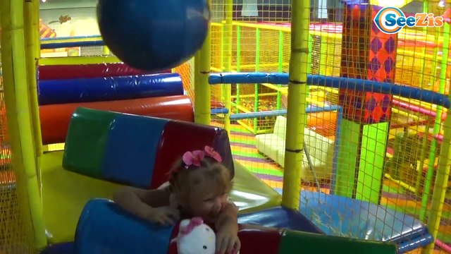 Хелло Китти Видео для детей Играем в Лабиринте Катаемся с горки Игрушки для девочек Hello Kitty