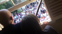 400 élèves chantent à la fenêtre de leur professeur malade