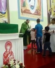 Padre "benze" jovens de maneira agressiva