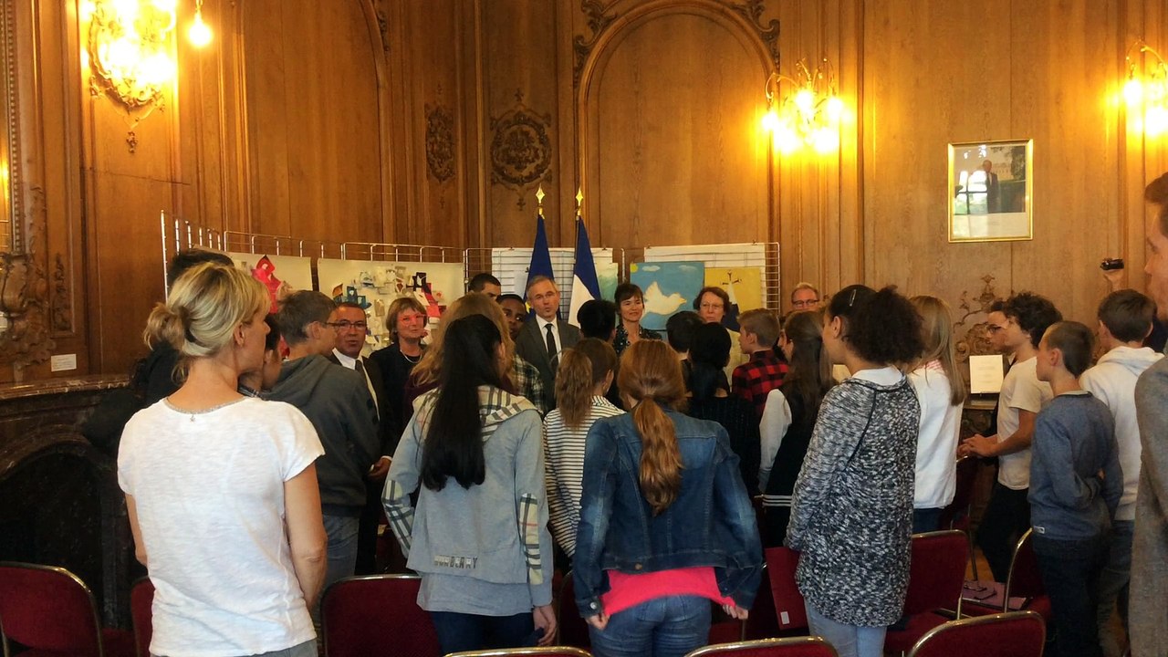 La Marseillaise chantée par les élèves du collège Foch de Strasbourg, le préfet et la rectrice