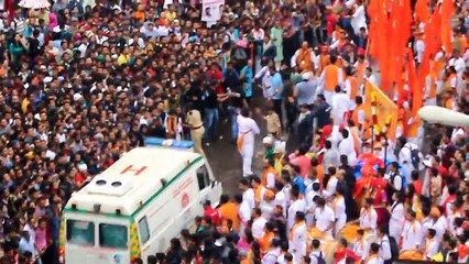 Une foule incroyable laisse passer une ambulance !