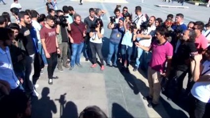 Download Video: Diyarbakır'da Öğretmenlerinin Açığa Alınmasını Protesto Eden Liseliler Gözaltına Alındı