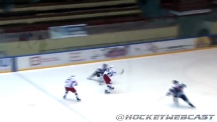 下载视频: Enorme carton pendant un match de hockey! Violent