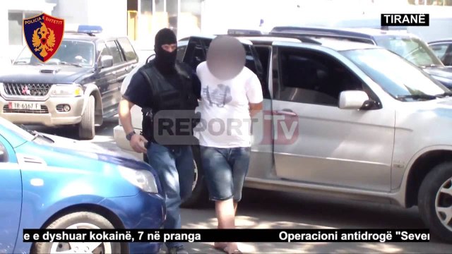 Report TV - Tiranë, sekuestrohet 1 kg kokainë e 12.8 mijë euro, kapen 7 persona