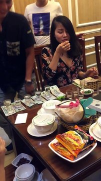 Thất kinh với chiêu trò uống rượu moi tiền của khách