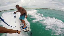 Adrénaline - tous sports : Il fait du wakesurf avec un dauphin