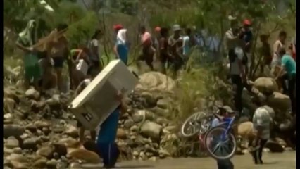 VENEZUELA NE PRAG KATASTROFE,NJEREZIT DYNDEN NE KOLUMBI PER TE BLERE USHQIME E ILAÇE LAJME