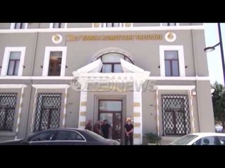 Ora News - Maskat grabitën 6 mln lekë dhe 33.695 euro në bankë, gjendet automjeti i autorëve