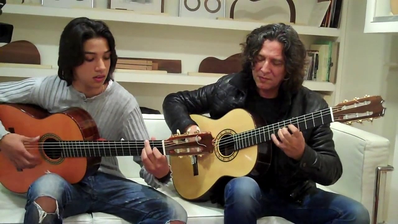 Tomatito y su hijo tocando en el taller de Felipe Conde