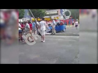 Ja sesi qytetarët japin ndihmën e parë të plagosurit tek Brryli