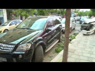 Tiranë, makina "fluturon' në trotuar - Top Channel Albania - News - Lajme