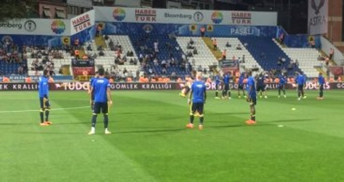 Fenerbahçeli Futbolcular Maç Öncesi Yedek Kulübesini Karıştırdı