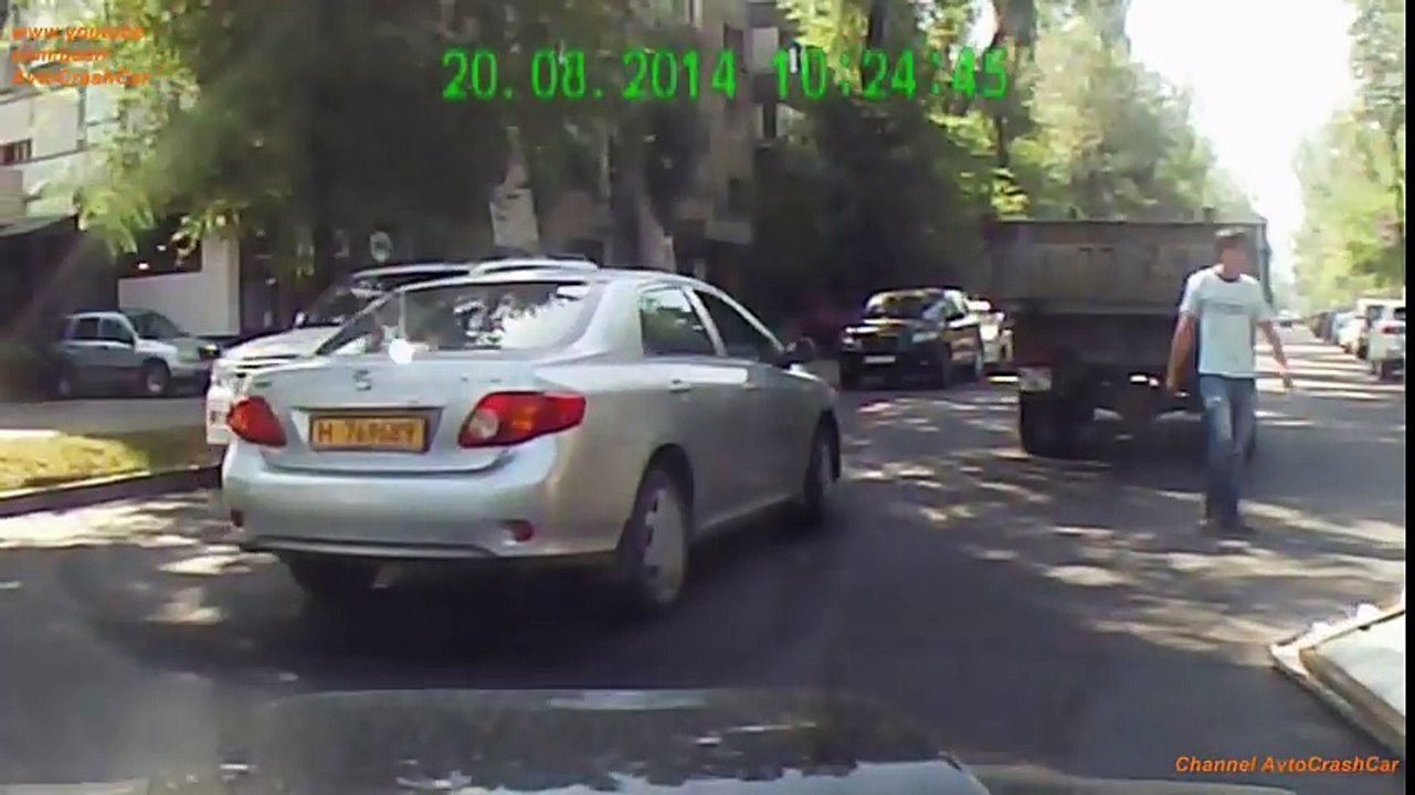 Loads falling from a car  Russian Car Crash 2015