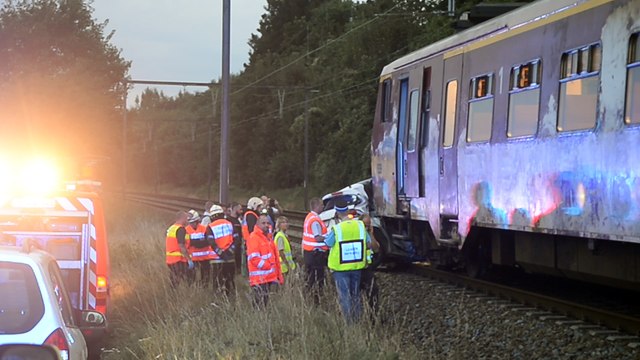 Une voiture sous un train à Frameries