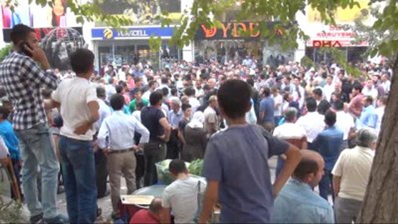 Batman'da İzinsiz Miting Yapmak İsteyen Hdp ve Dbp'lilere Polis Müdahalesi