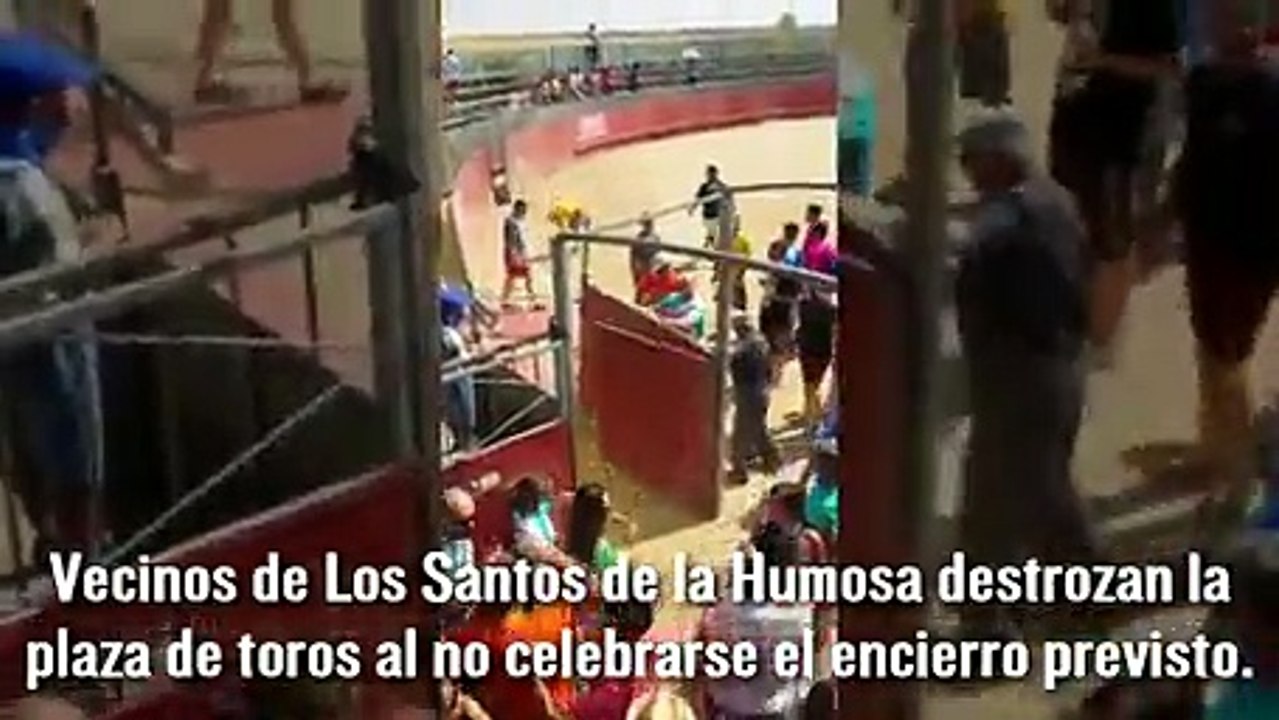 Diez vecinos denunciados por destrozar una plaza de toros al