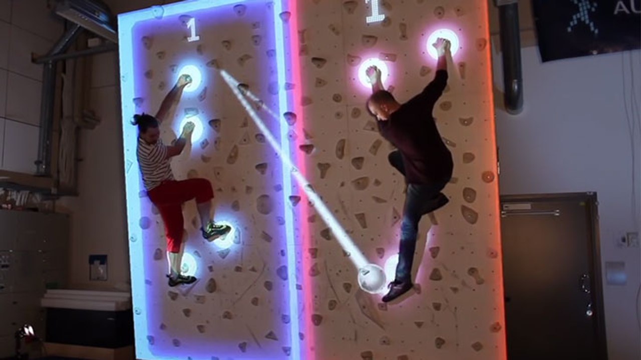 Ils font une partie de Pong en réalité augmentée sur un mur d'escalade.