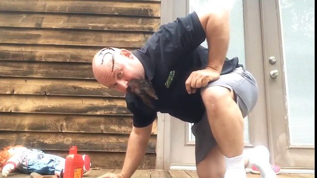 Ông bố chơi lầy doạ con gái chết khiếp