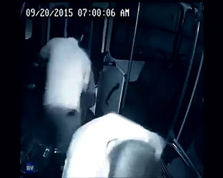 Hành động ngưỡng mộ của chàng trai khuyết tật bắt cướp trên xe buýt