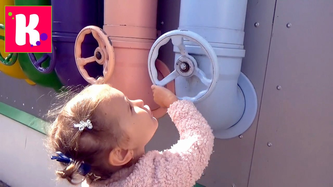 Груша с соской Катя и Макс стреляют помидорами Карусель с машинками и Ресторан с едой приезжающей на горке видео 2016