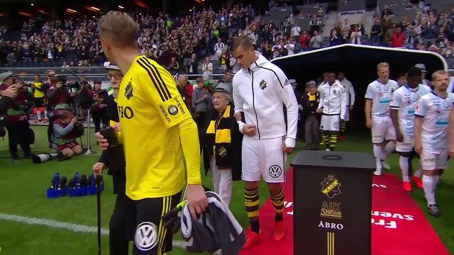 Des seniors remplacent les jeunes pour l'entrée des joueurs sur le terrain