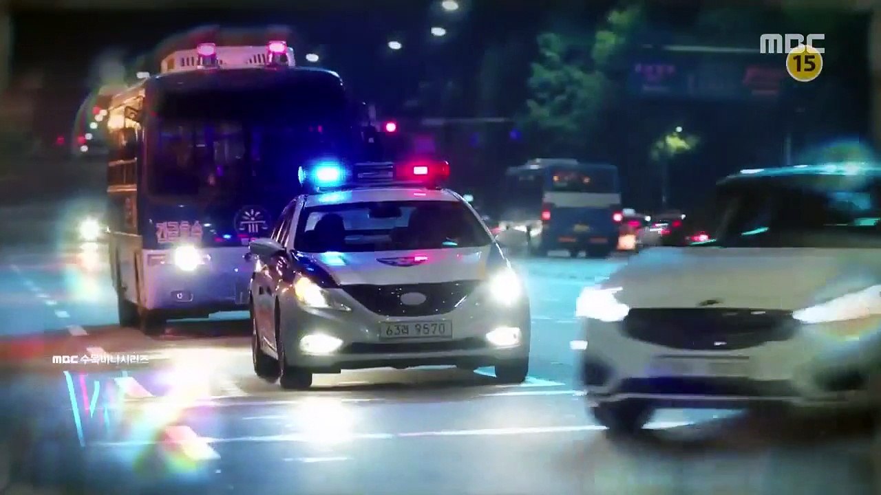 Lee Jong Suk và Han Hyo Joo tình tứ trên giường