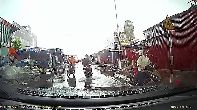 Lốc xoáy kinh hoàng ở Bắc Ninh