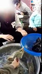 Tráo ghẹ sống thành ghẹ chết