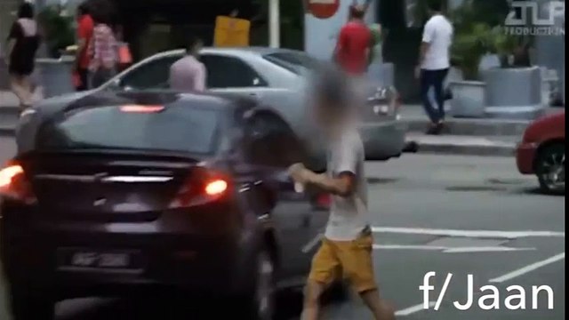 Hành động của người ăn xin khi thấy tiền rơi cuối clip này sẽ khiến bạn suy ngẫm