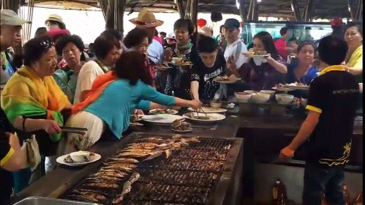 Cảnh du khách trung quốc ăn buffet tại nha trang gây tranh cãi