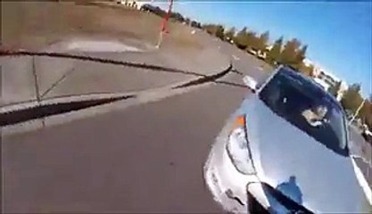 Un motard se fait percuter par derrière par sa propre mère