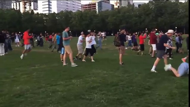 Sốc trước cảnh gần trăm người đua nhau bắt khủng long lửa tiến hoá