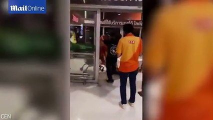 Thằn lằn khổng lồ xuất hiện ở siêu thị Thái