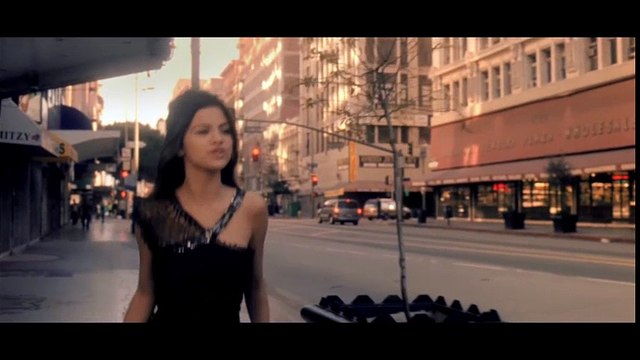 Bé gái 10 tuổi vừa khóc vừa hát theo Selena gây xúc động