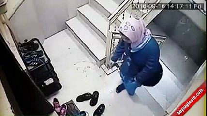 Hırsız kadınlar, güvenlik kamerasını görünce kaçacak delik aradı!