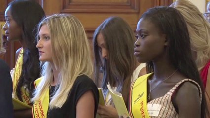 Herman De Croo explique la politique aux candidates Miss Belgique 2017