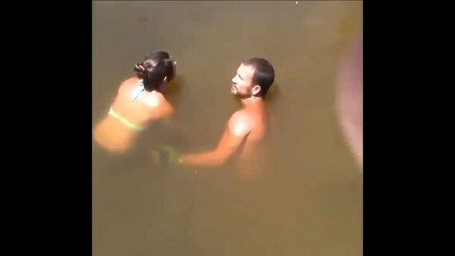 Rapariga caça peixe gigante com as próprias mãos... WTF!