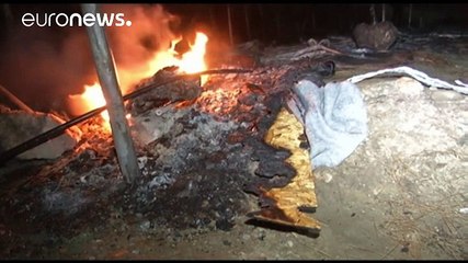 Télécharger la video: Llueve sobre mojado en el campo de refugiados de Moira, en Lesbos