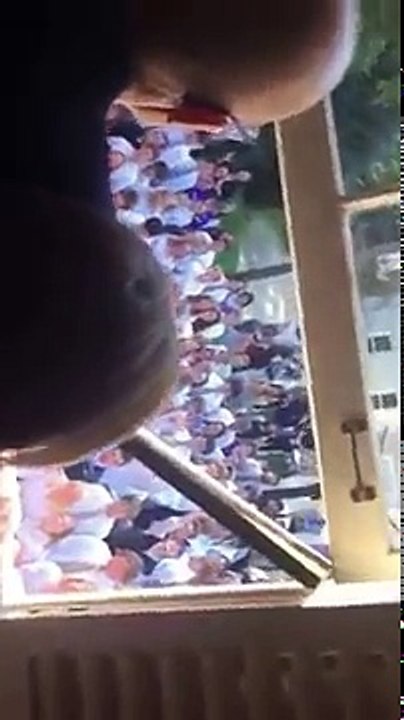 400 élèves chantent sous la fenêtre de leur professeur malade