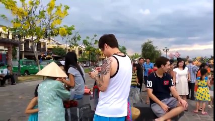 Những cụ bà bán rong nói ngoại ngữ như gió