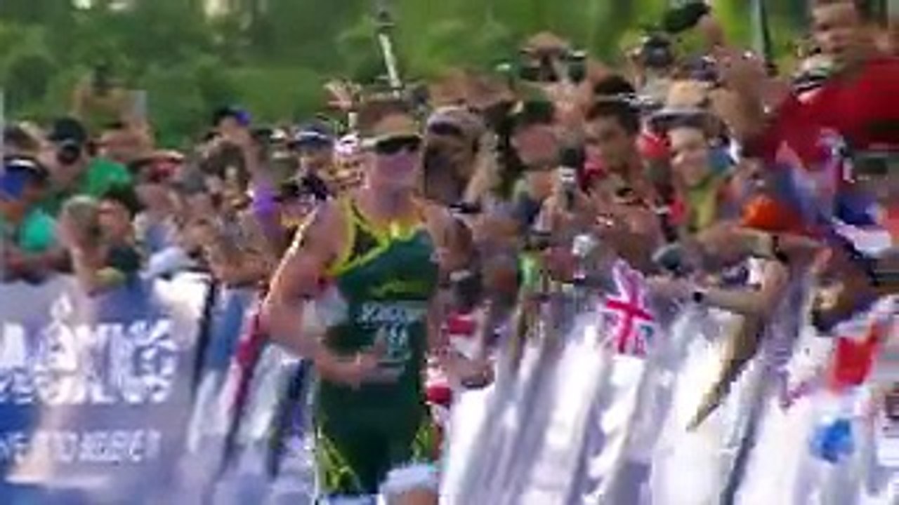 Son frère l'aide à finir la course après avoir fait un malaise.