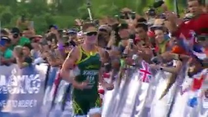 Son frère l'aide à finir la course après avoir fait un malaise.