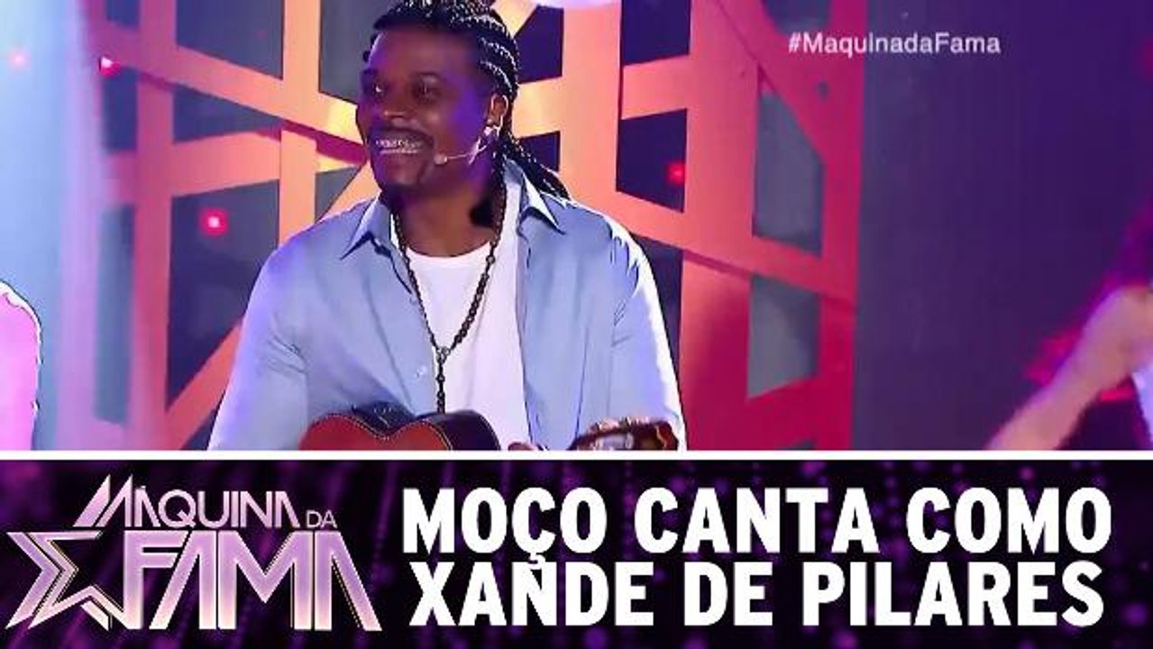 Moço sorridente canta como Xande de Pilares