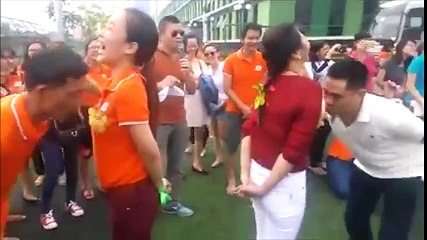 Clip trò chơi thi ăn nho cực vui